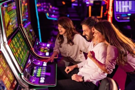Tampilan multi-permainan dari dasbor 777slot apk yang menampilkan opsi sepak bola langsung, kasino, dan slot